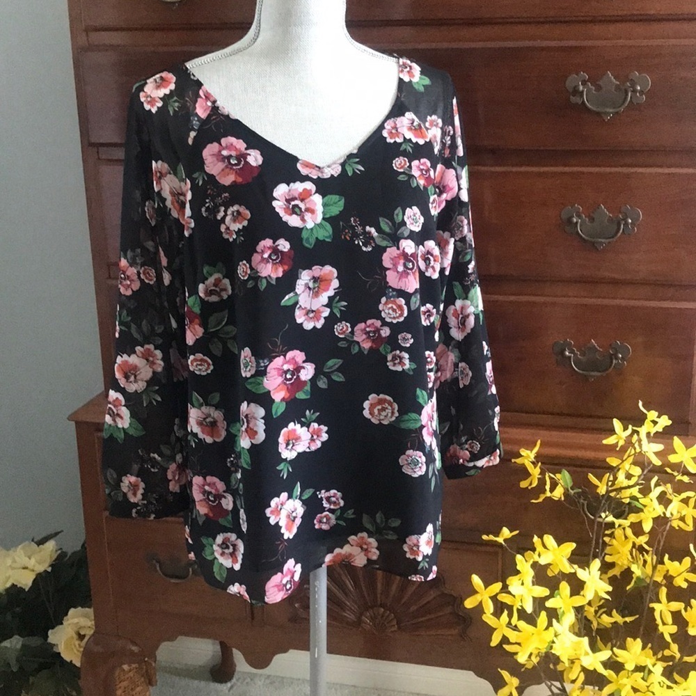 CAbi Garden Black Floral Blouse Size Medium - Picture 2 of 9